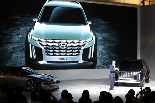 7일 부산 해운대구 벡스코에서 열린 '2018 부산국제모터쇼' 프레스데이 행사에서 현대차가 스포츠유틸리티차(SUV) 콘셉트카 'HDC-2 그랜드마스터 콘셉트'를 세계 최초로 공개하고 있다.  공개하고 있다. 이날 행사를 시작으로 막이 오른 부산모터쇼에는 국내외 19개 완성차 브랜드가 203대 차량(국내차 96대, 해외차 98대, 기타 출품차량 9대)을 출품, 오는 17일까지 전시한다. 부산모터쇼는 신차 36대(월드프리미어 2대, 아시아프리미어 4대, 코리아프리미어 30대)를 최초로 공개한다.